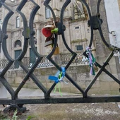 Recomiendan retirar "de inmediato" los "candados del amor" localizados en la praza da Acibachería frente a la Catedral de Santiago "para evitar el efecto llamada" Recomiendan retirar "de inmediato" los "candados del amor" localizados en la praza da Acibachería frente a la Catedral de Santiago "para evitar el efecto llamada"