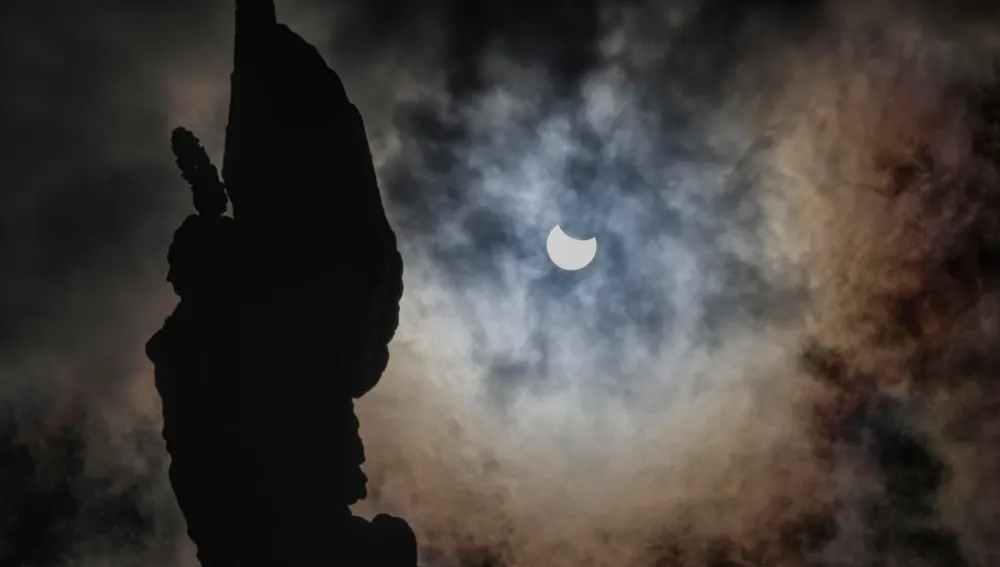 clipse de sol visto desde Ferrol. Este sábado se ha podido observar un eclipse parcial de Sol visible en Estados Unidos, norte del Océano Atlántico, parte del Ártico, Groenlandia, norte de Rusia, gran parte de Europa y noroeste de África. clipse de sol visto desde Ferrol. Este sábado se ha podido observar un eclipse parcial de Sol visible en Estados Unidos, norte del Océano Atlántico, parte del Ártico, Groenlandia, norte de Rusia, gran parte de Europa y noroeste de África.
