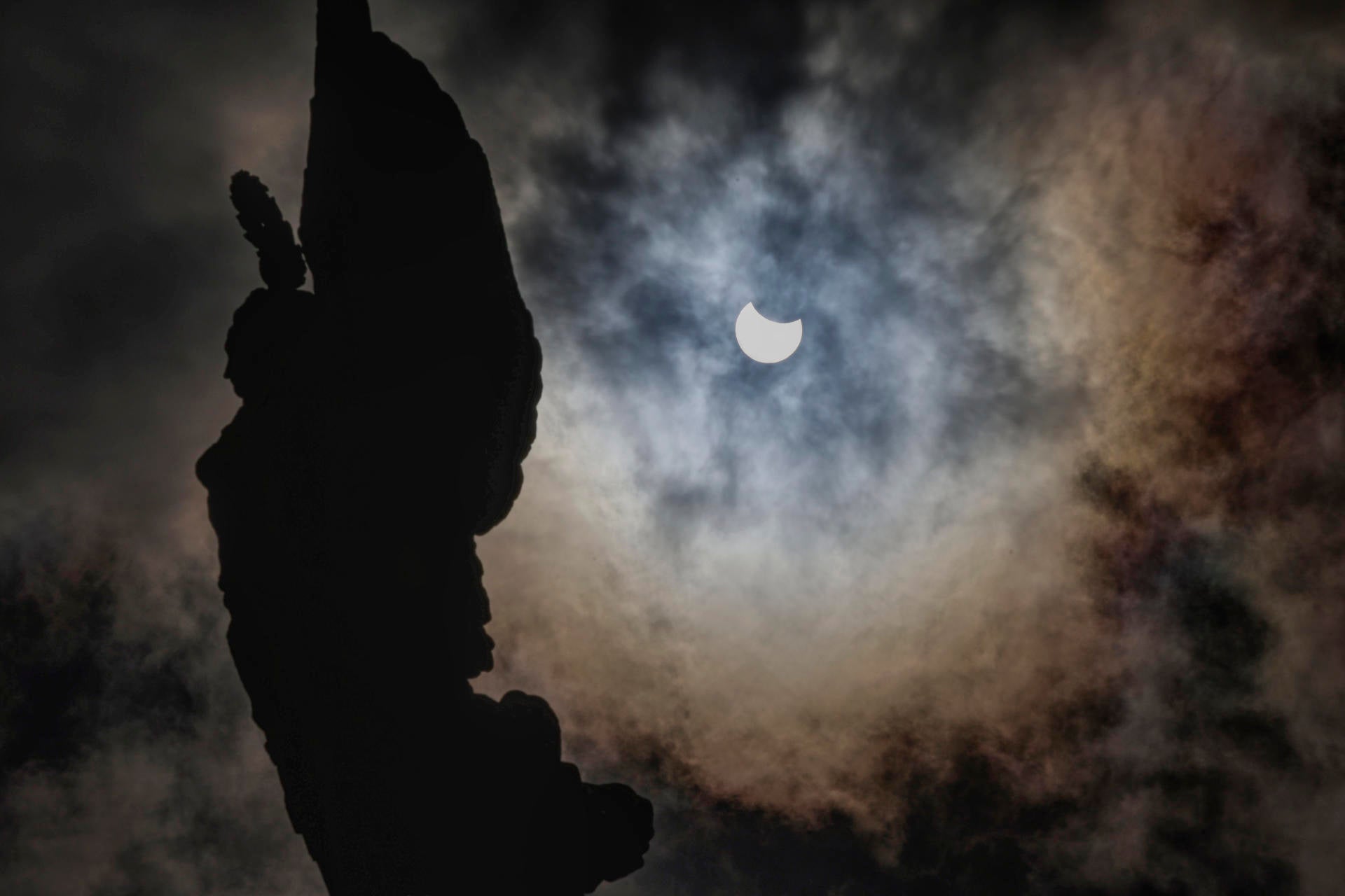 Las imágenes que ha dejado el eclipse solar parcial en España Las imágenes que ha dejado el eclipse solar parcial en España