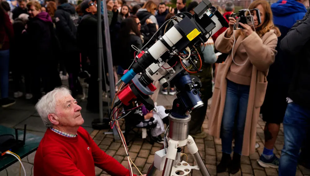 Decenas de personas observan el eclipse solar este sábado desde el Parque del Oeste de Oviedo. Decenas de personas observan el eclipse solar este sábado desde el Parque del Oeste de Oviedo.