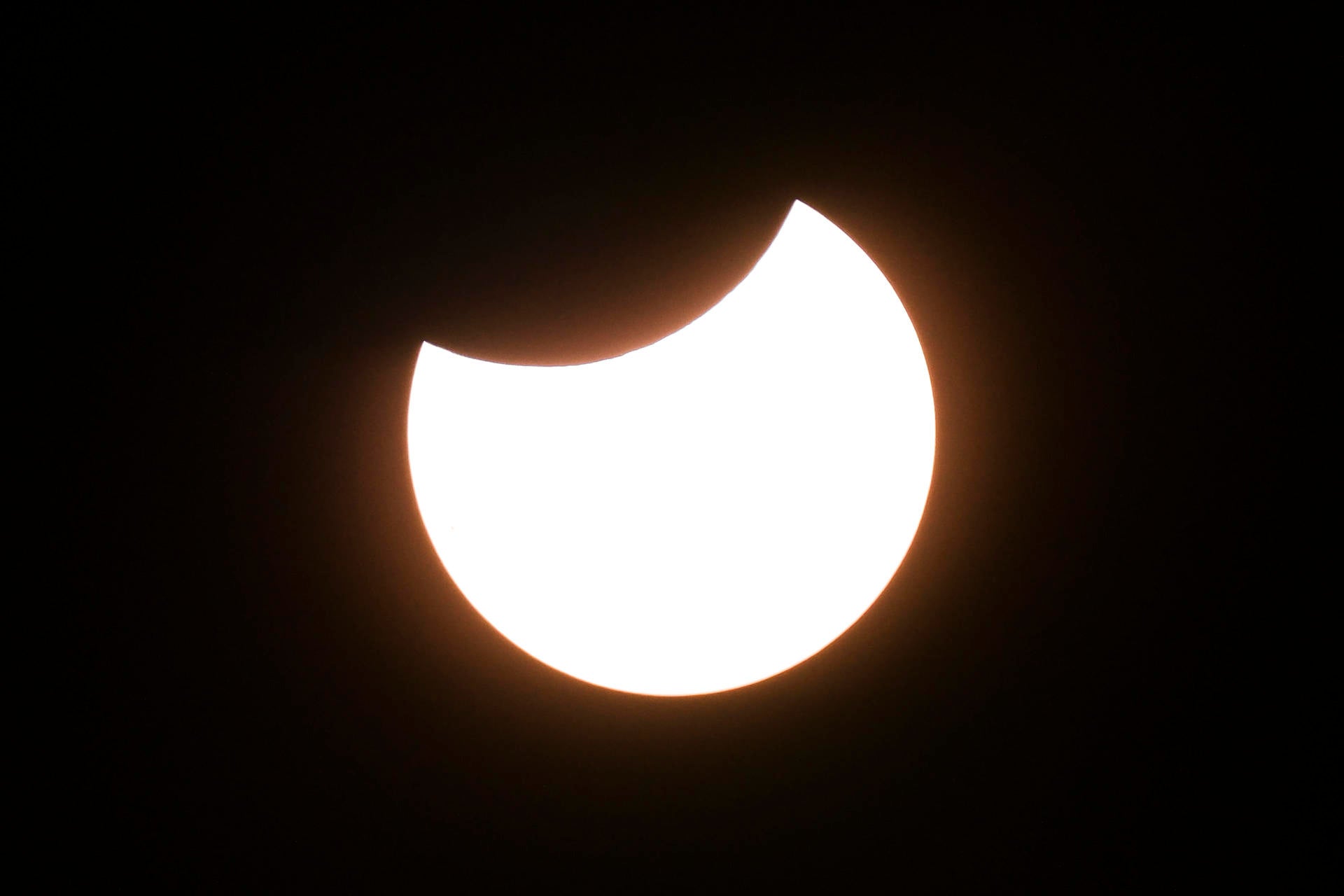 Así ha sido el eclipse solar parcial en España: visible en todo el territorio español Así ha sido el eclipse solar parcial en España: visible en todo el territorio español
