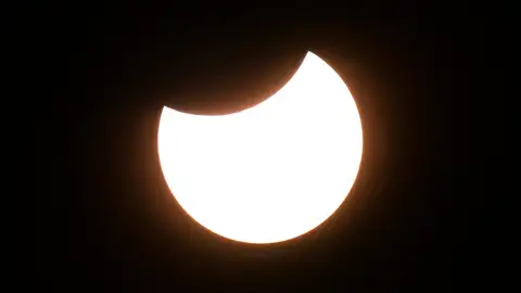El eclipse parcial de sol es visto este sábado desde el Observatorio del Teide, perteneciente al Instituto de Astrofísica de Canarias (IAC), en Tenerife. El eclipse parcial de sol es visto este sábado desde el Observatorio del Teide, perteneciente al Instituto de Astrofísica de Canarias (IAC), en Tenerife.