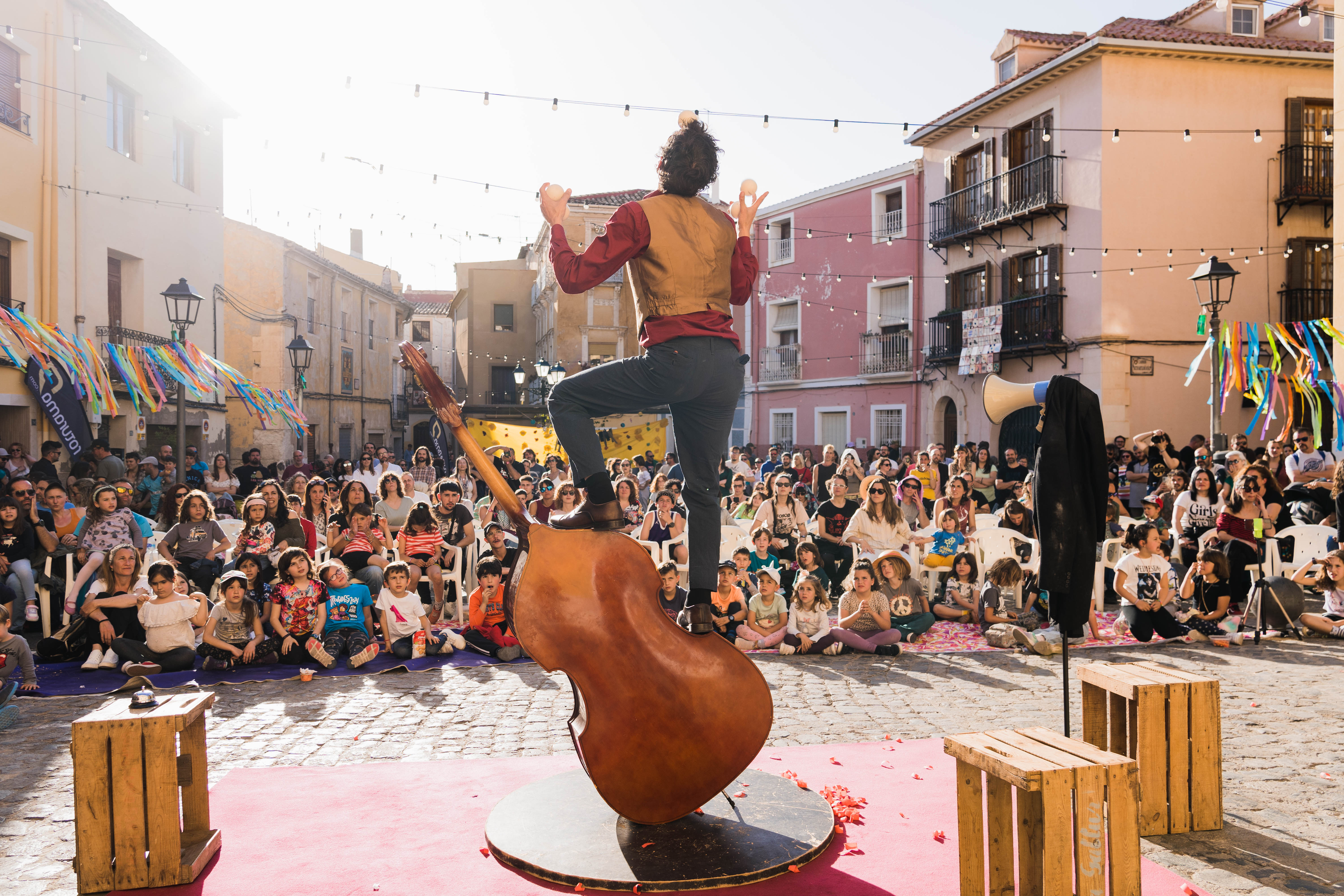 ‘ARTenBITRIR’ llena Petrer este fin de semana de espectáculo y artistas de calle ‘ARTenBITRIR’ llena Petrer este fin de semana de espectáculo y artistas de calle