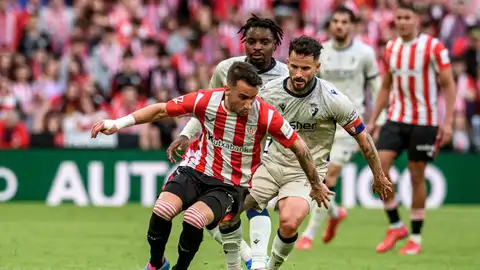 El delantero del Athletic Club de Bilbao Álex Berenguer (i) intenta controlar el balón ante el centrocampista del Osasuna Rubén García El delantero del Athletic Club de Bilbao Álex Berenguer (i) intenta controlar el balón ante el centrocampista del Osasuna Rubén García