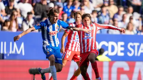 El delantero del Atlético de Madrid Giuliano Simeone y el defensa del RCD Espanyol Carlos Romero, durante el partido El delantero del Atlético de Madrid Giuliano Simeone y el defensa del RCD Espanyol Carlos Romero, durante el partido