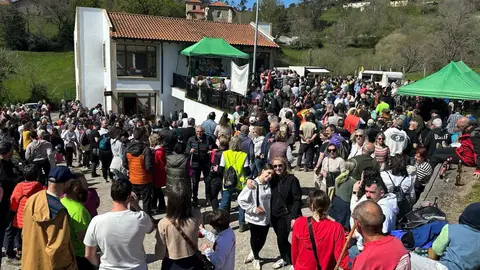 Unas 1.500 personas marchan en Ribamontán al Monte contra la planta de biometano prevista en Praves Unas 1.500 personas marchan en Ribamontán al Monte contra la planta de biometano prevista en Praves