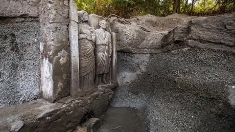El relieve funerario que representa a un hombre y una mujer en una necrópolis de Pompeya El relieve funerario que representa a un hombre y una mujer en una necrópolis de Pompeya