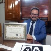Javier Ruiz entregó el donativo de 2.000 euros y una placa a las Hermanas de la Cruz