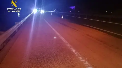 Investigado un conductor por verter cebada en la A-66 en Cáceres y marcharse de lugar sin avisar Investigado un conductor por verter cebada en la A-66 en Cáceres y marcharse de lugar sin avisar