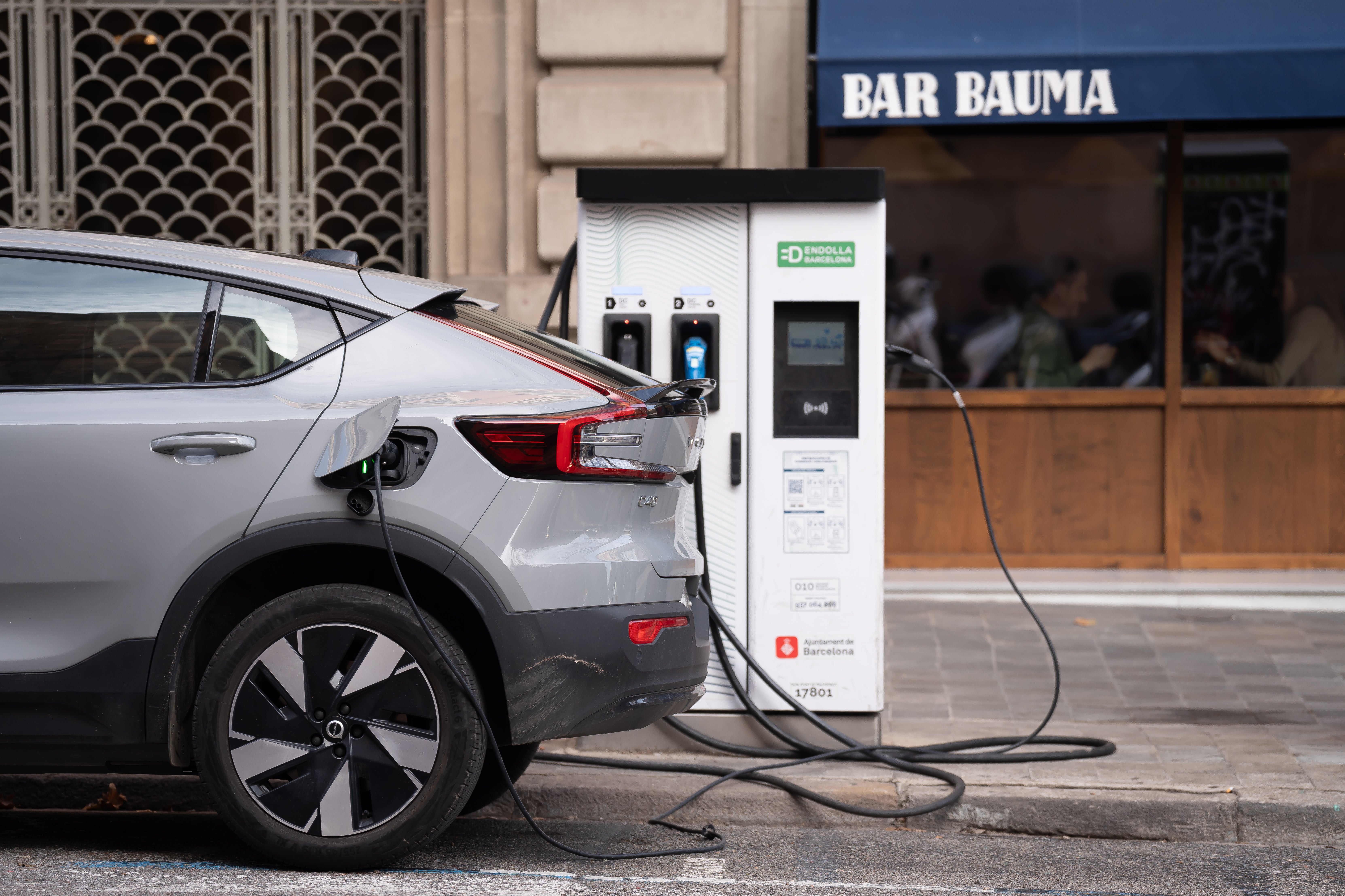Un coche cargándose en un punto de carga público para coches eléctricos, a 14 de febrero de 2025, en Barcelona Un coche cargándose en un punto de carga público para coches eléctricos, a 14 de febrero de 2025, en Barcelona
