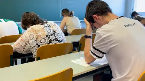 Imagen de archivo de varios estudiantes durante un examen en una universidad. Imagen de archivo de varios estudiantes durante un examen en una universidad.