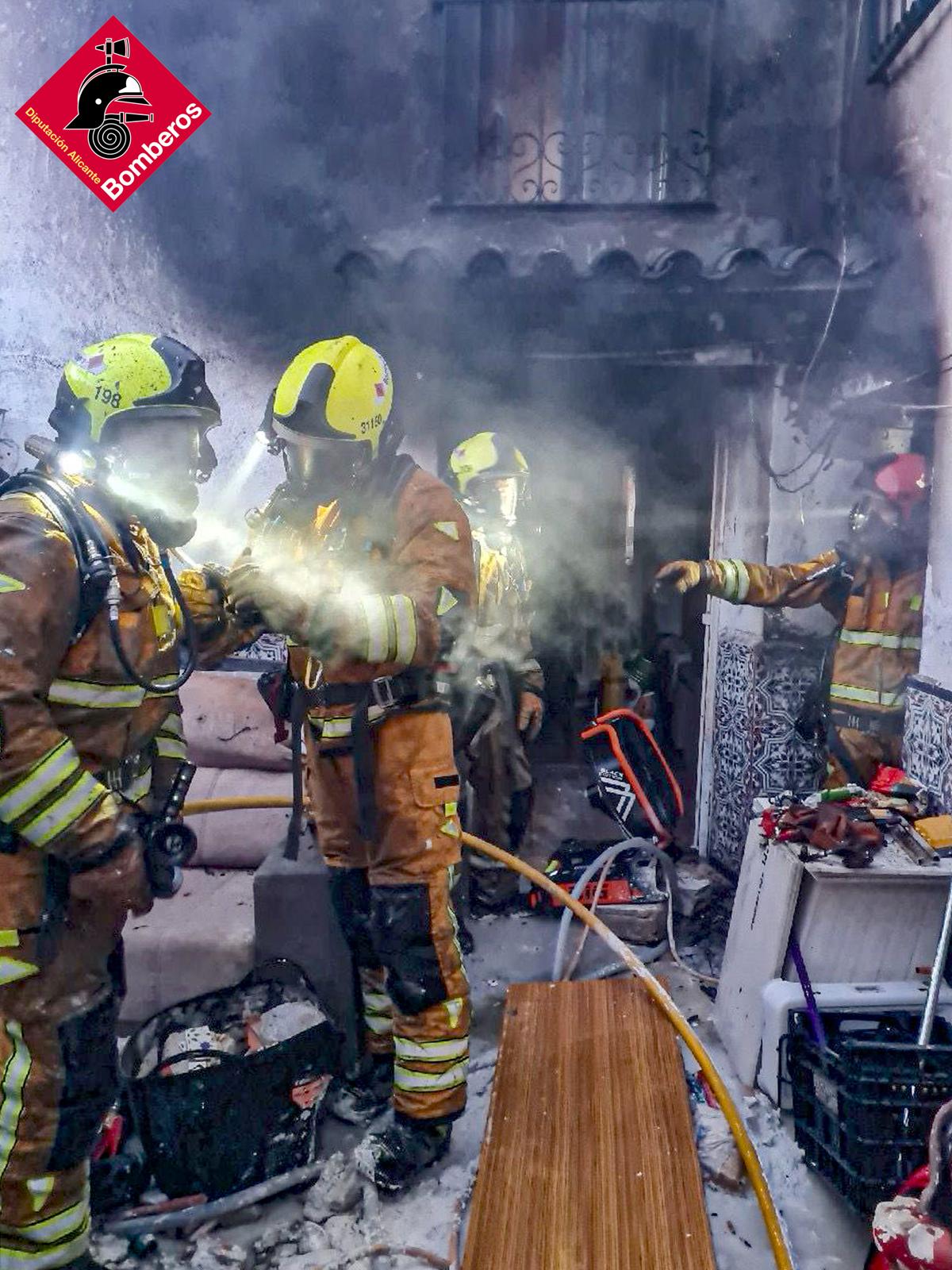 Un incendio en una casa junto al puente del ferrocarril de Villajoyosa obliga a desalojar a una familia Un incendio en una casa junto al puente del ferrocarril de Villajoyosa obliga a desalojar a una familia