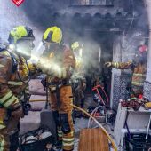 bomberos en la casa quemada