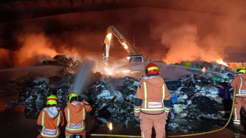 Los bomberos extinguen un incendio en un almac&eacute;n de pl&aacute;sticos y cart&oacute;n de Guadassuar