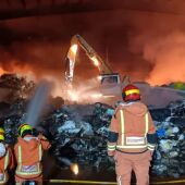 Los bomberos extinguen un incendio en un almacén de plásticos y cartón de Guadassuar