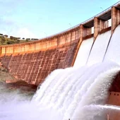 Pantano de Montoro desembalsando agua Pantano de Montoro desembalsando agua