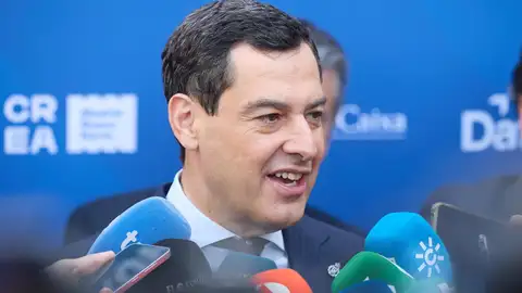 El presidente de la Junta de Andalucía, Juanma Moreno, atiende a los medios en Madrid El presidente de la Junta de Andalucía, Juanma Moreno, atiende a los medios en Madrid