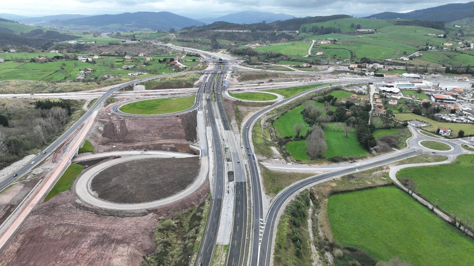 Los nuevos ramales del nudo de Torrelavega entran en funcionamiento este lunes Los nuevos ramales del nudo de Torrelavega entran en funcionamiento este lunes