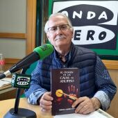 Francisco Martínez Carrión con su libro El Crimen de las Cajas de Ahorros