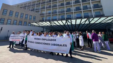 Concetración de protesta Hospital de la Ribera Concetración de protesta Hospital de la Ribera