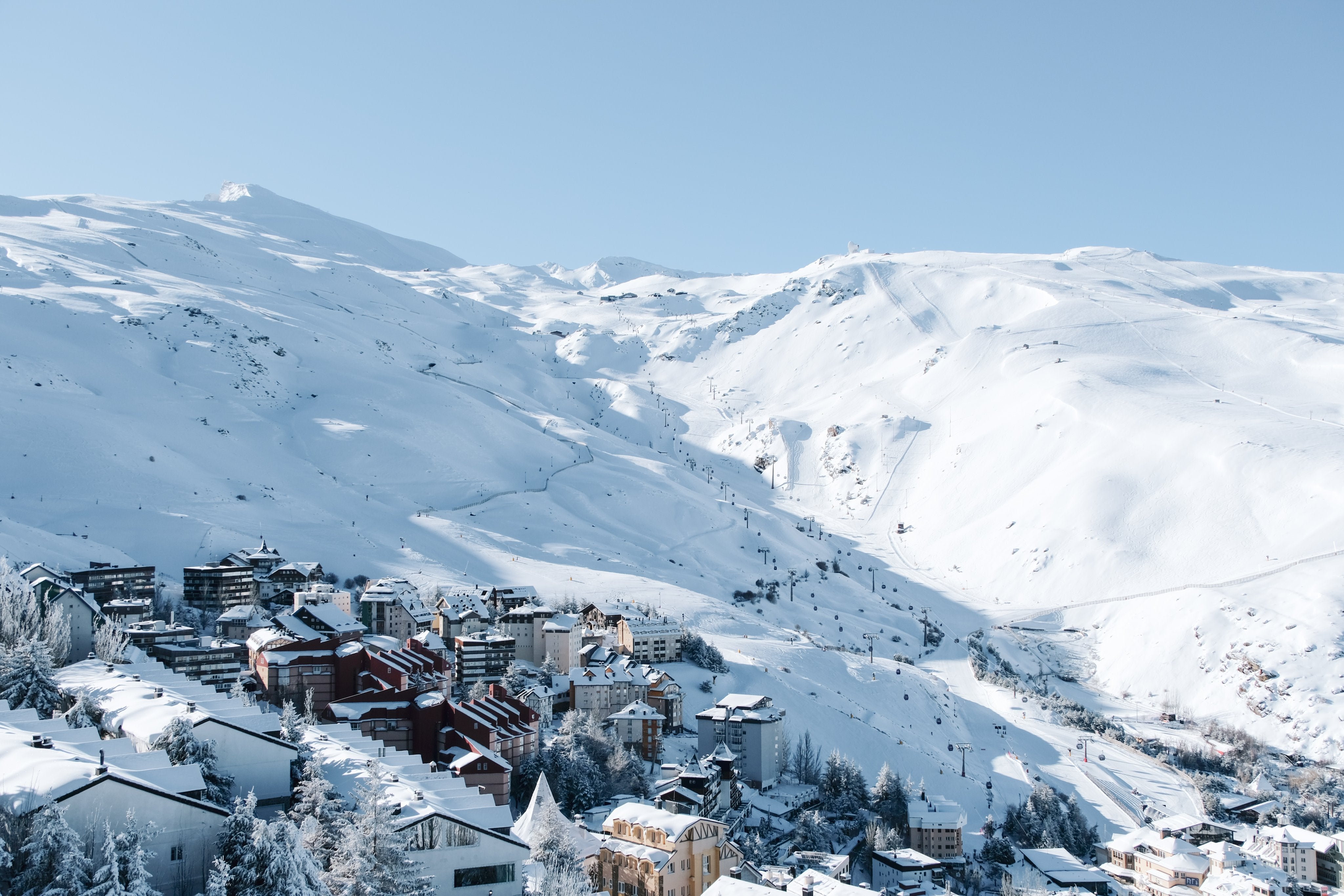 La estación de esquí de Sierra Nevada podría extender la temporada si finaliza la huelga de remontes La estación de esquí de Sierra Nevada podría extender la temporada si finaliza la huelga de remontes