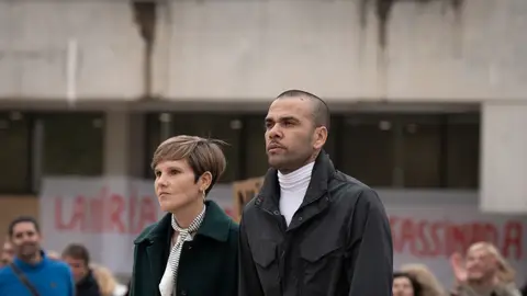 La abogada de Dani Alves, Inés Guardiola, y el exfutbolista Dani Alves a su salida de la cárcel de Can Brians, a 25 de marzo de 2024, en Sant Esteve de Sesrovires, Barcelona, Catalunya (España). La abogada de Dani Alves, Inés Guardiola, y el exfutbolista Dani Alves a su salida de la cárcel de Can Brians, a 25 de marzo de 2024, en Sant Esteve de Sesrovires, Barcelona, Catalunya (España).