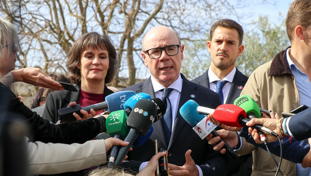 De izquierda a derecha: María Ruz, directora del Centro de Investigación; Pedro Mercado, rector de la UGR; y Santiago Navarro Ledesma, director de la Cátedra Psico-Neuro-Inmunología Clínica. De izquierda a derecha: María Ruz, directora del Centro de Investigación; Pedro Mercado, rector de la UGR; y Santiago Navarro Ledesma, director de la Cátedra Psico-Neuro-Inmunología Clínica.