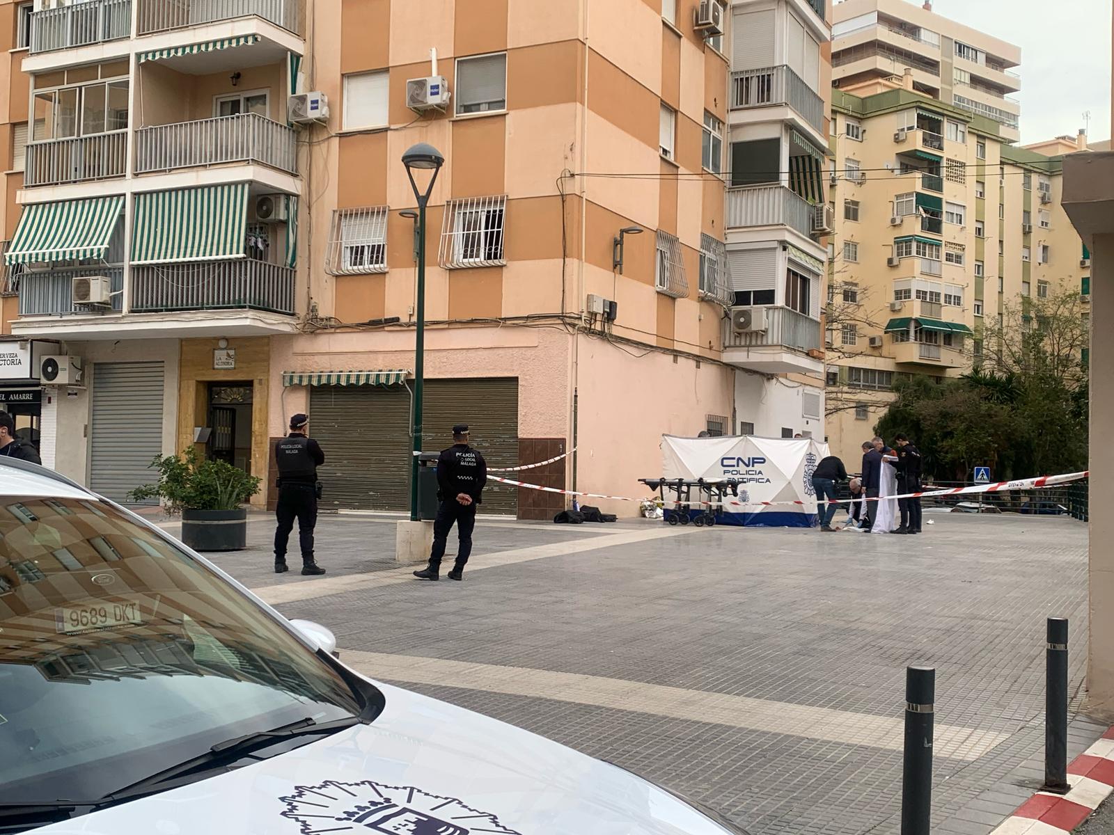 Mueren un hombre y una mujer tras caer desde un octavo piso en el centro de Málaga Mueren un hombre y una mujer tras caer desde un octavo piso en el centro de Málaga