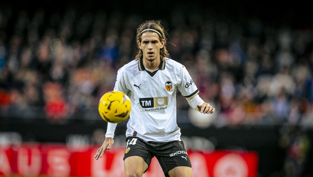 Yarek Gasiorowskien un partido con el Valencia CF