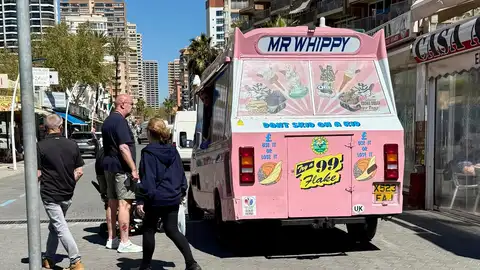 La Policía Local de Benidorm inmoviliza a un food Truck inglés que se dedicaba a vender helados por la ciudad sin licencia La Policía Local de Benidorm inmoviliza a un food Truck inglés que se dedicaba a vender helados por la ciudad sin licencia