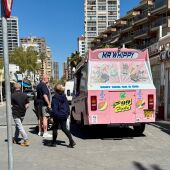 La Policía Local de Benidorm inmoviliza a un food Truck inglés que se dedicaba a vender helados por la ciudad sin licencia