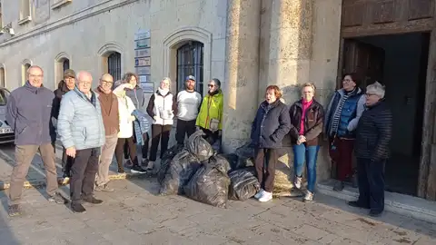 Los Amigos del Camino Francés limpian la ruta palentina .