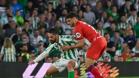 Isco protege el balón ante Isaac Romero. Isco protege el balón ante Isaac Romero.