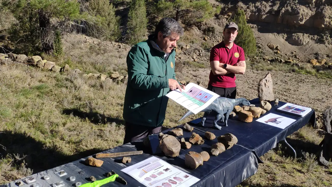 El director de la Fundación Dinópolis, Alberto Cobos, muestra algunos de los restos hallados en el yacimiento de Cabra de Mora El director de la Fundación Dinópolis, Alberto Cobos, muestra algunos de los restos hallados en el yacimiento de Cabra de Mora