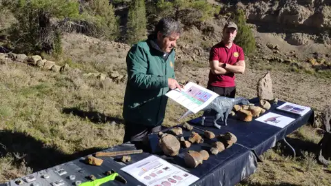 El director de la Fundación Dinópolis, Alberto Cobos, muestra algunos de los restos hallados en el yacimiento de Cabra de Mora DINÓPOLIS