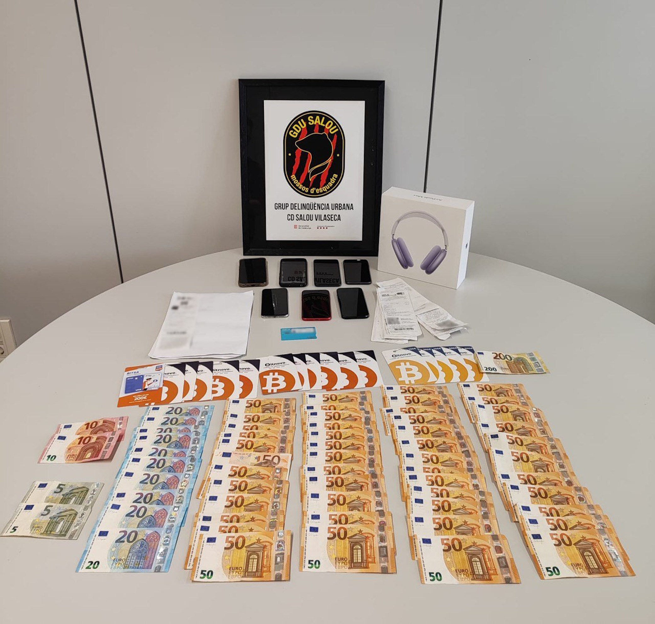 Tres detinguts per estafes amb criptomonedes Tres detinguts per estafes amb criptomonedes