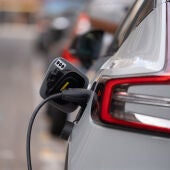 Un coche cargándose en un punto de carga público para coches eléctricos, a 14 de febrero de 2025, en Barcelona