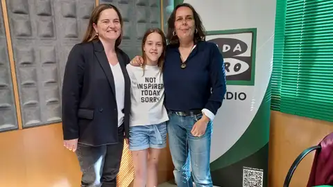 Saleta González, responsable técnica de Pontenciencia , Alejandra Jáudenes Rodríguez y Emma Rodríguez Calvo, familia investigadora Pontenciencia: a vocación compartida pola familia Jáudenes Rodríguez