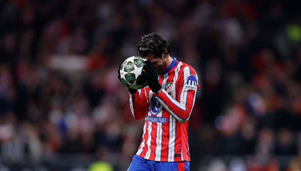 Rodrigo De Paul se lamenta durante un partido con el Atlético de Madrid