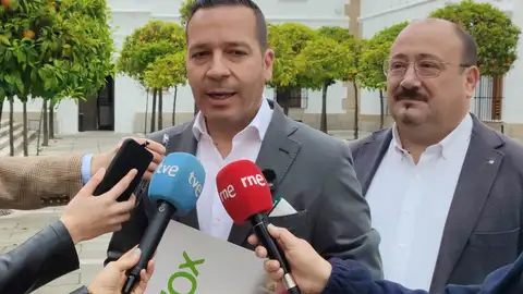 Vox anima a Guardiola a un pacto con el PSOE tras su rechazo a derogar la Ley LGTBI: "está al lado de la izquierda" Vox anima a Guardiola a un pacto con el PSOE tras su rechazo a derogar la Ley LGTBI: "está al lado de la izquierda"