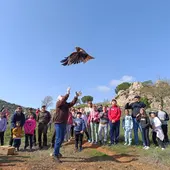 Casto Sánchez suelta una de las aves en San Carlos del Valle Casto Sánchez suelta una de las aves en San Carlos del Valle