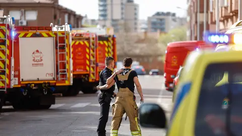 Agentes de la policía acompañan a un bombero en las inmediaciones del garaje de Alcorcón Agentes de la policía acompañan a un bombero en las inmediaciones del garaje de Alcorcón