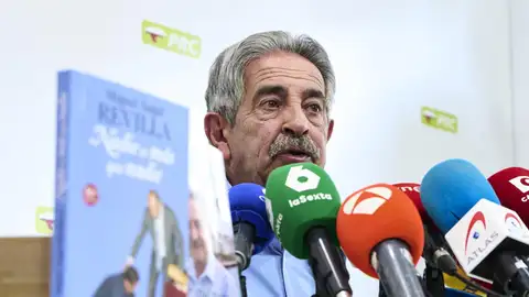El secretario general del PRC y expresidente de Cantabria, Miguel Ángel Revilla, durante una rueda de prensa El secretario general del PRC y expresidente de Cantabria, Miguel Ángel Revilla, durante una rueda de prensa