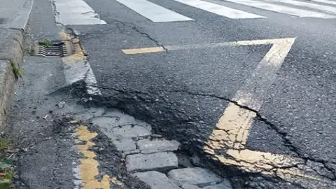 El Concello de Santiago realizará "en los próximos días y semanas" labores de mejora del firme en varios puntos de la ciudad El Concello de Santiago realizará "en los próximos días y semanas" labores de mejora del firme en varios puntos de la ciudad