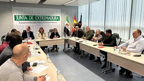 Educación y sindicatos retoman las negociaciones para la subida salarial de los docentes Educación y sindicatos retoman las negociaciones para la subida salarial de los docentes