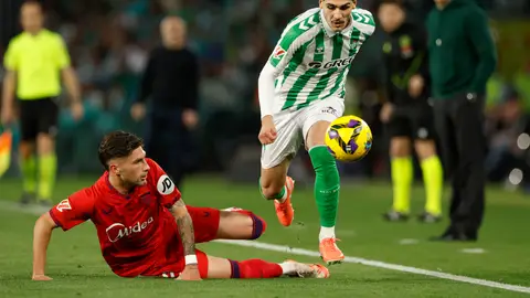 José Ángel Carmona trata de frenar a Johnny Cardoso.