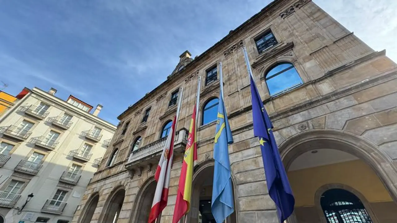 Banderas a media asta en el Ayuntamiento de Gijón Banderas a media asta en el Ayuntamiento de Gijón