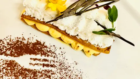 Milhojas de crema y nata con frambuesa Milhojas de crema y nata con frambuesa