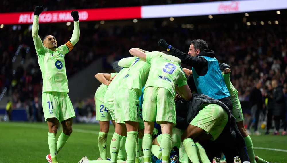 Los jugadores del Barcelona celebran la victoria en Liga en el Metropolitano Los jugadores del Barcelona celebran la victoria en Liga en el Metropolitano