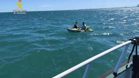 Imagen del rescate de dos persona en Kayak. Imagen del rescate de dos persona en Kayak.